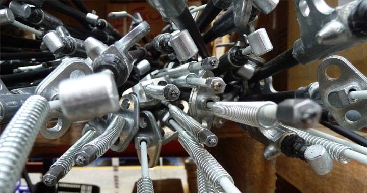 Refacciones automotrices: cables y piezas metálicas almacenadas